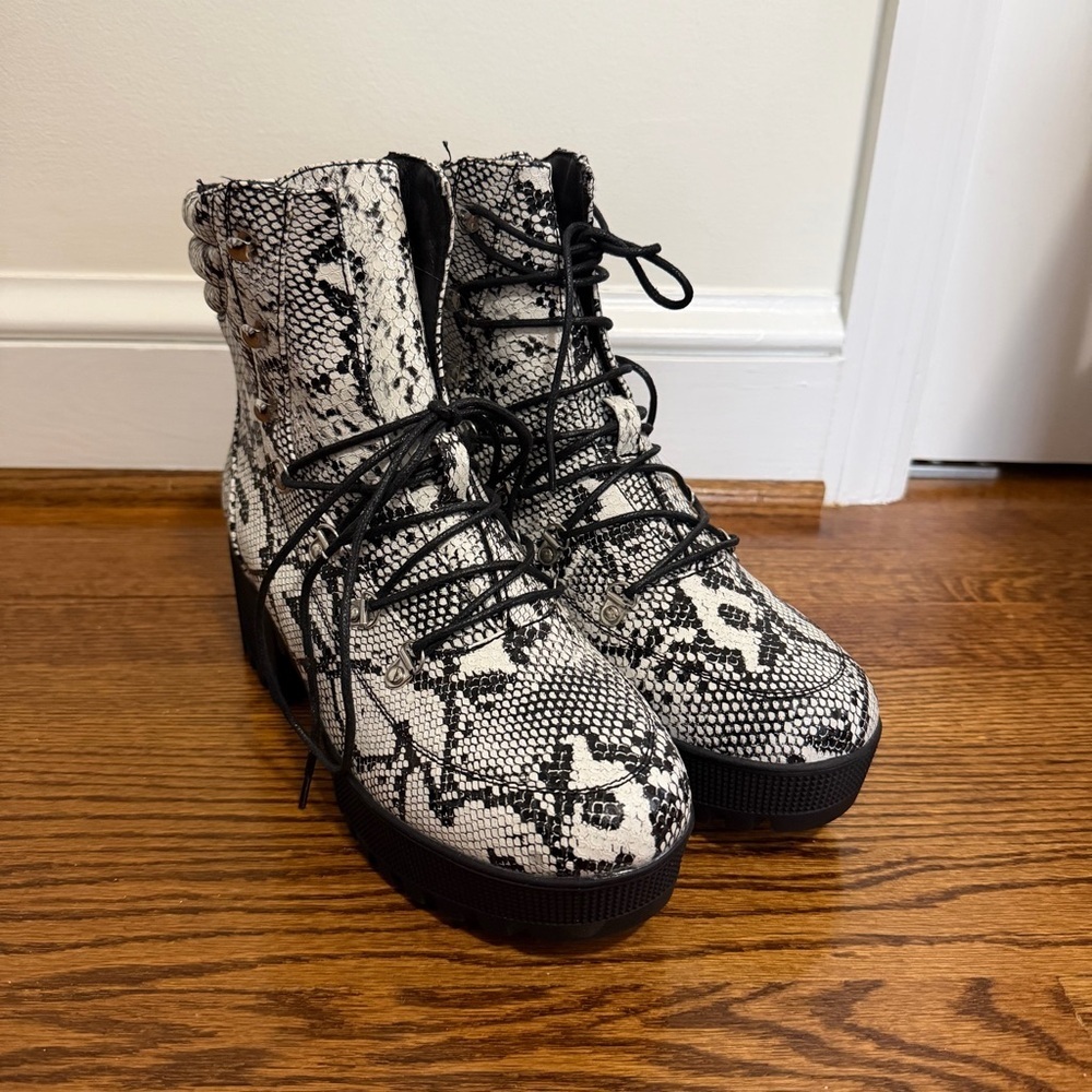 Ocho Toros‎ Black White Snakeskin Block Boot Size 7.5, NWOT